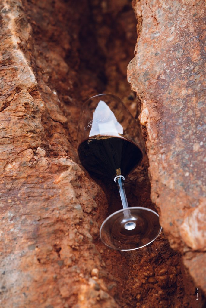 Découvrez le Château de Lastours, domaine viticole bio en Languedoc, réputé pour ses vins AOP Corbières. Vivez des expériences œnotouristiques uniques : dégustations de vins bio, visites du vignoble et séjours en hébergement de charme. Savourez la cuisine locale au restaurant La Bergerie et plongez dans l'authenticité du terroir des Corbières.
