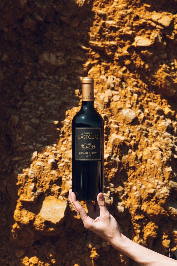 Découvrez le Château de Lastours, domaine viticole bio en Languedoc, réputé pour ses vins AOP Corbières. Vivez des expériences œnotouristiques uniques : dégustations de vins bio, visites du vignoble et séjours en hébergement de charme. Savourez la cuisine locale au restaurant La Bergerie et plongez dans l'authenticité du terroir des Corbières.