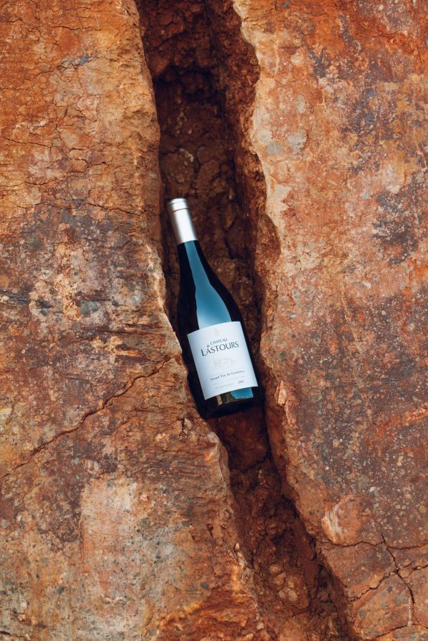 Découvrez le Château de Lastours, domaine viticole bio en Languedoc, réputé pour ses vins AOP Corbières. Vivez des expériences œnotouristiques uniques : dégustations de vins bio, visites du vignoble et séjours en hébergement de charme. Savourez la cuisine locale au restaurant La Bergerie et plongez dans l'authenticité du terroir des Corbières.