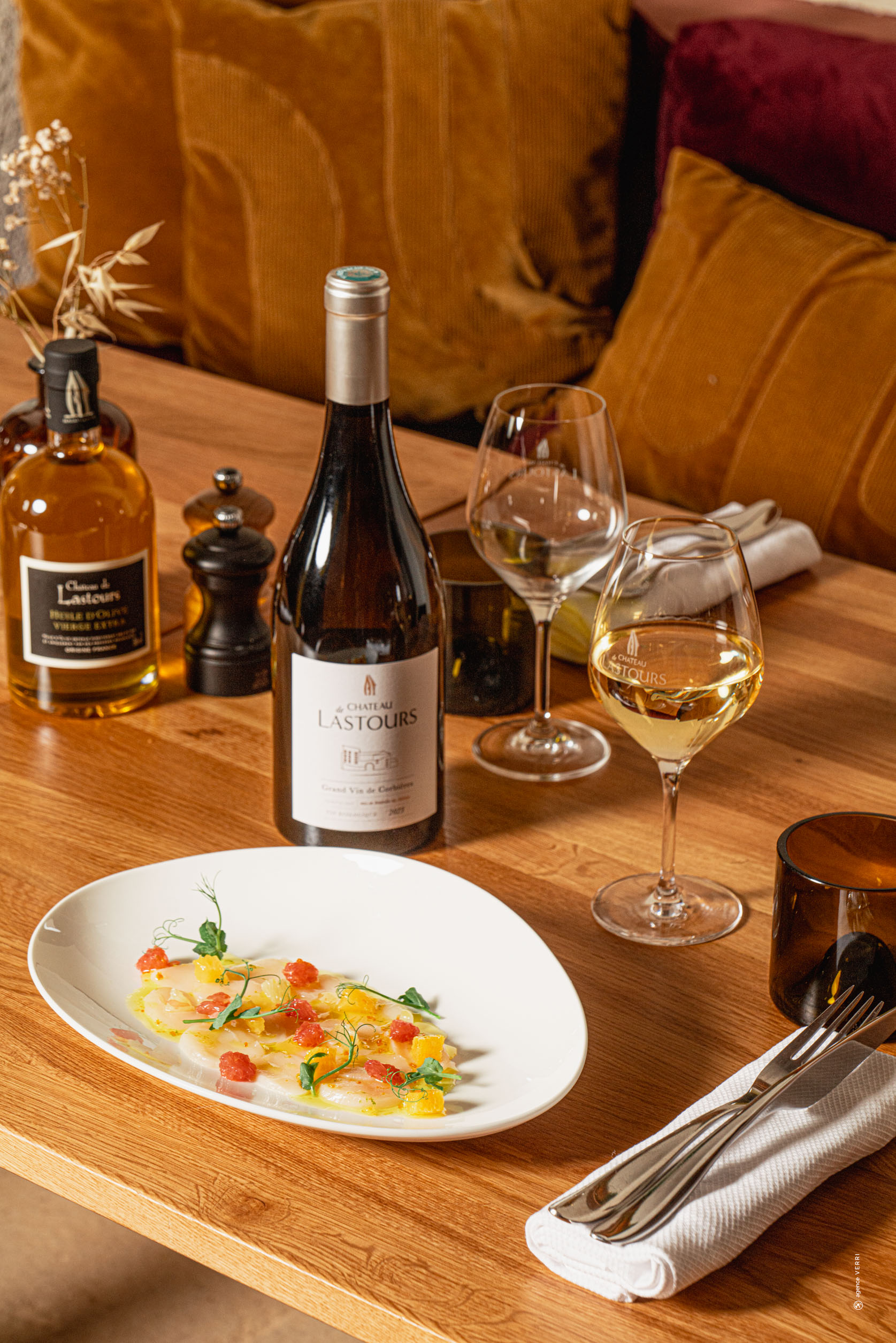 Accord mets et vins au Château de Lastours : vin blanc et carpaccio gourmet