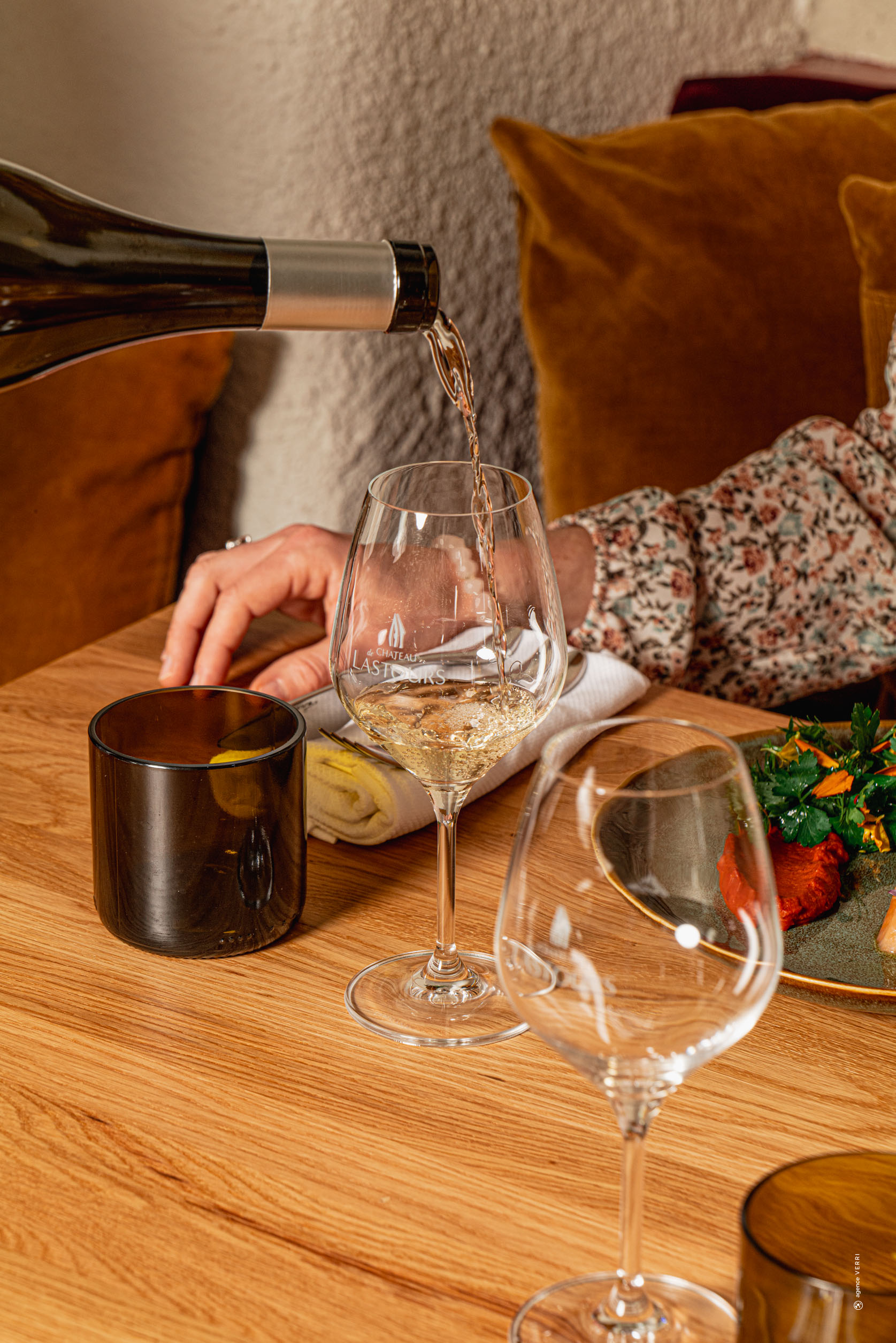 Service de vin blanc au restaurant du Château de Lastours