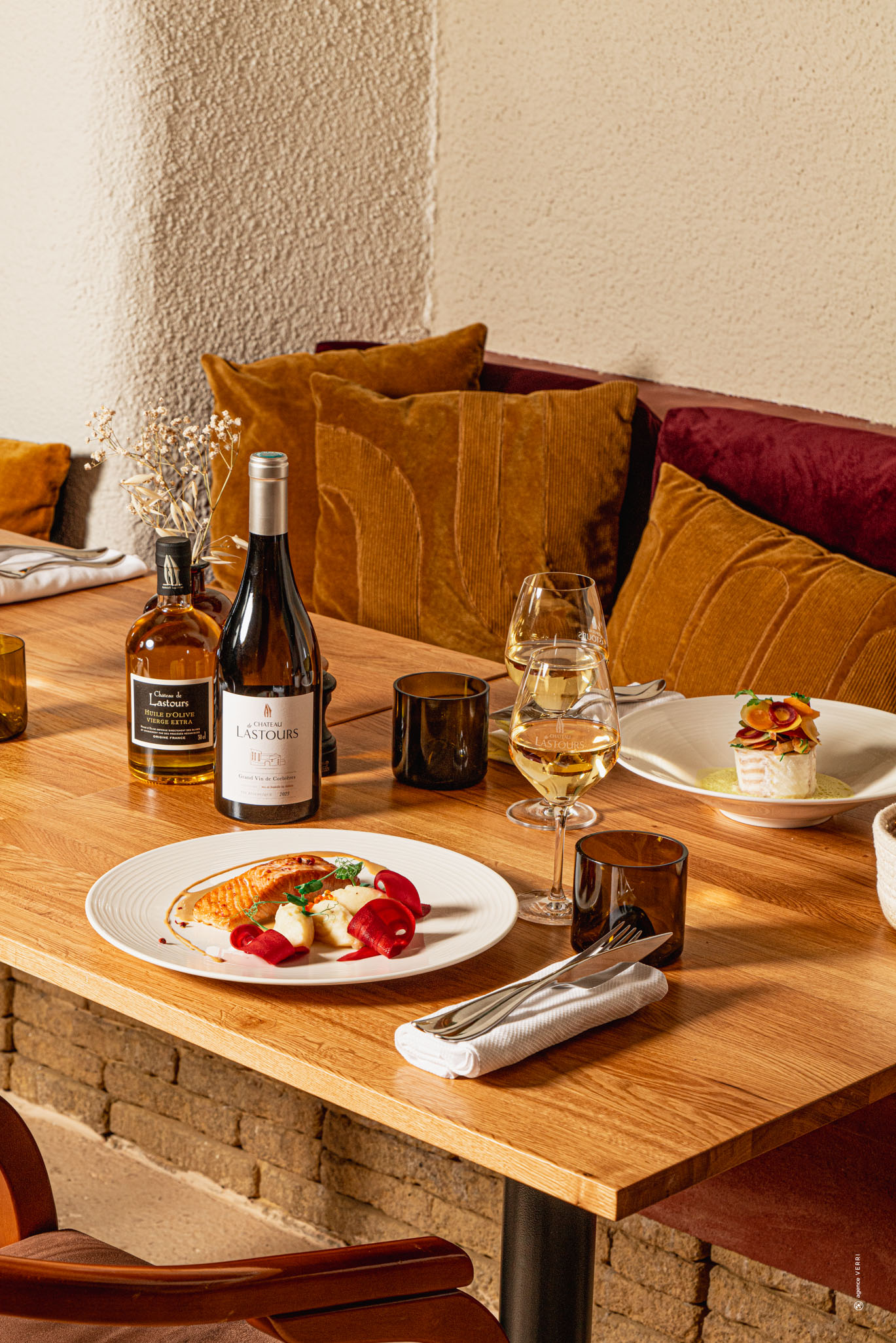 Accords mets et vins au Château de Lastours : plats gastronomiques et vin blanc du domaine