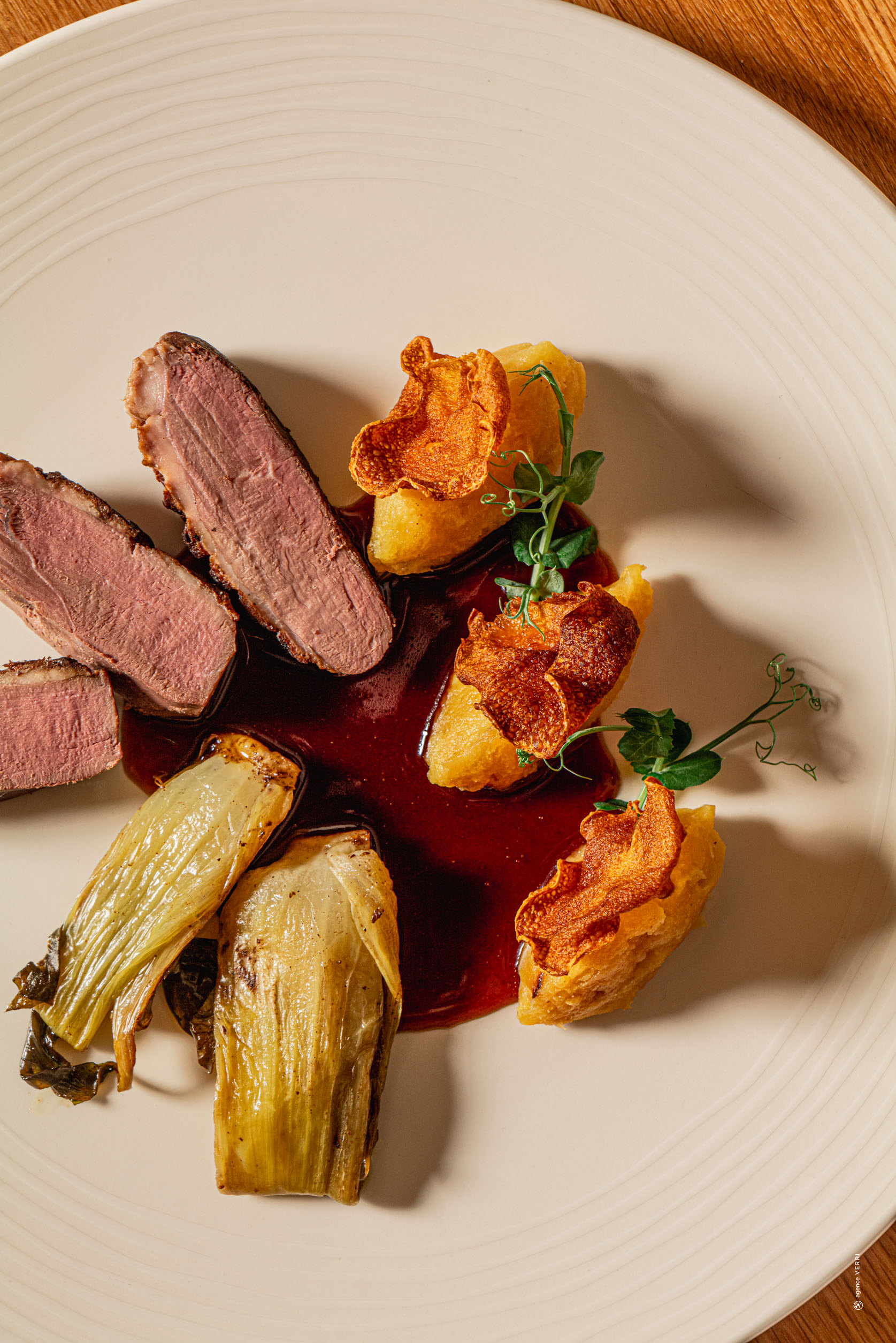 Assiette gastronomique de magret de canard, purée de légumes, chips croustillantes et sauce au vin rouge