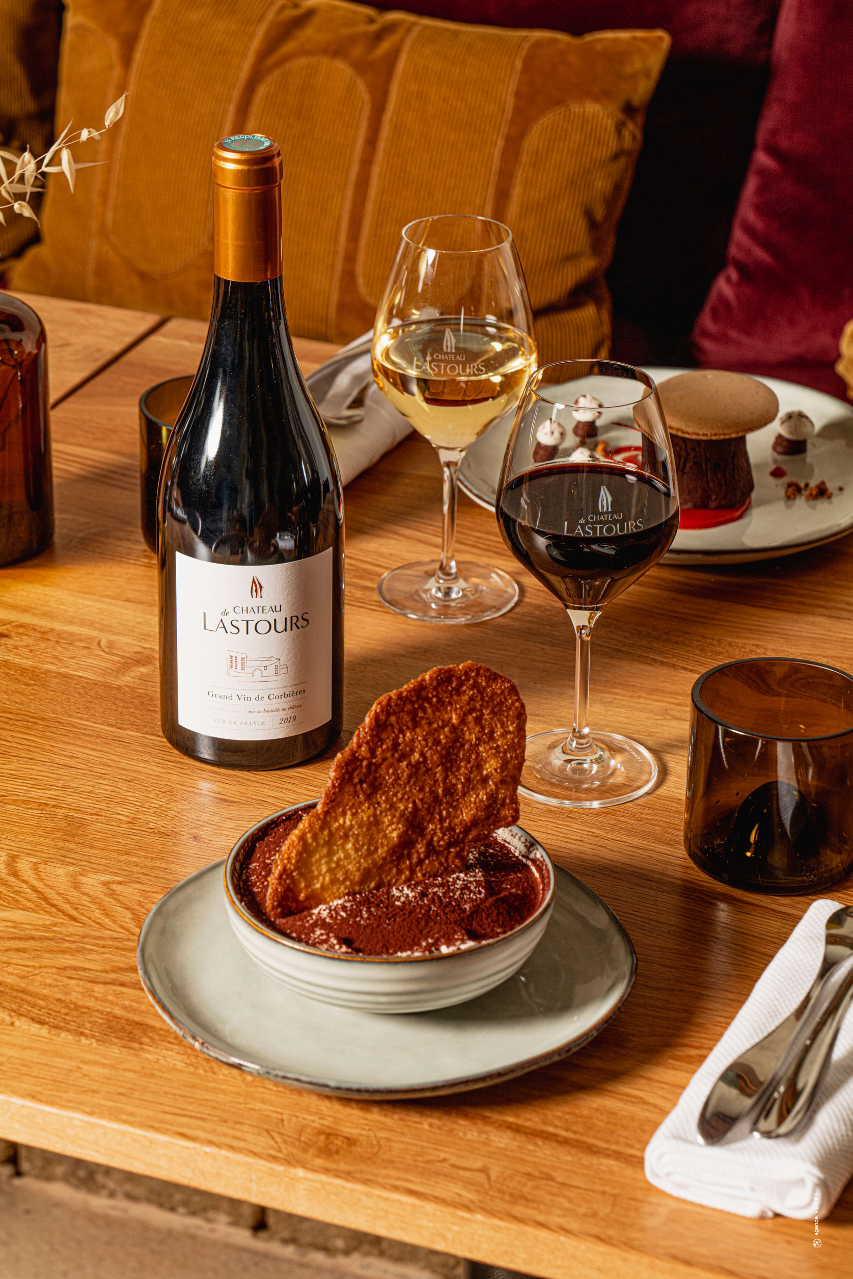 Découvrez le Château de Lastours, domaine viticole bio en Languedoc, réputé pour ses vins AOP Corbières. Vivez des expériences œnotouristiques uniques : dégustations de vins bio, visites du vignoble et séjours en hébergement de charme. Savourez la cuisine locale au restaurant La Bergerie et plongez dans l'authenticité du terroir des Corbières.