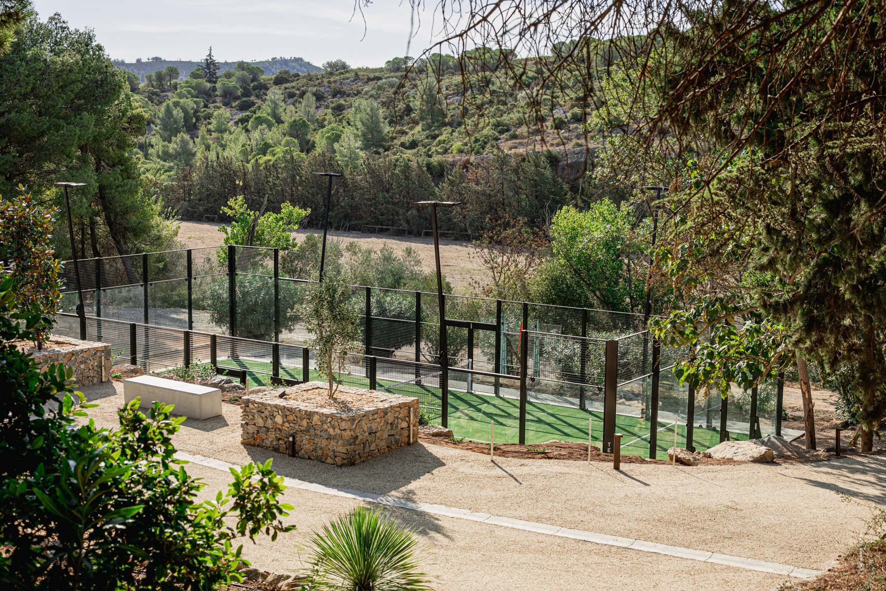 Découvrez le Château de Lastours, domaine viticole bio en Languedoc, réputé pour ses vins AOP Corbières. Vivez des expériences œnotouristiques uniques : dégustations de vins bio, visites du vignoble et séjours en hébergement de charme. Savourez la cuisine locale au restaurant La Bergerie et plongez dans l'authenticité du terroir des Corbières.