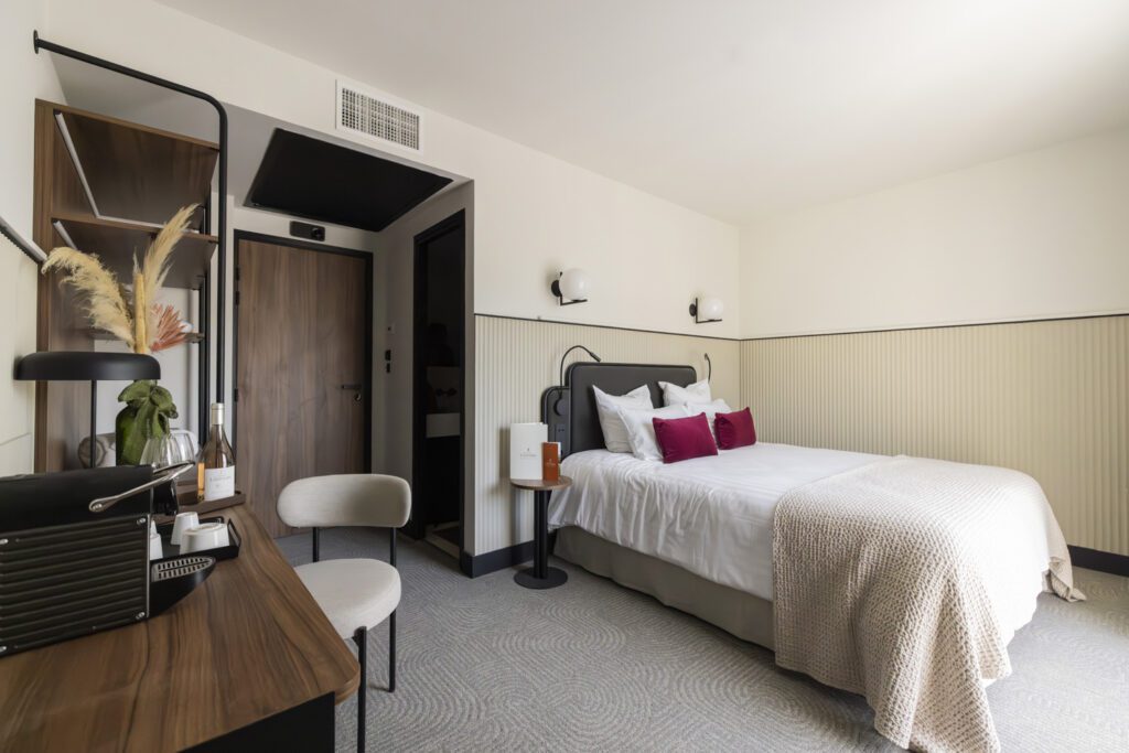 CHATEAU DE LASTOURS Chambre Classique côté hotel 4 etoiles