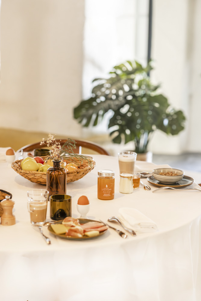 CHATEAU DE LASTOURS petit déjeuner Hotel location villa et gites restaurant la Bergerie